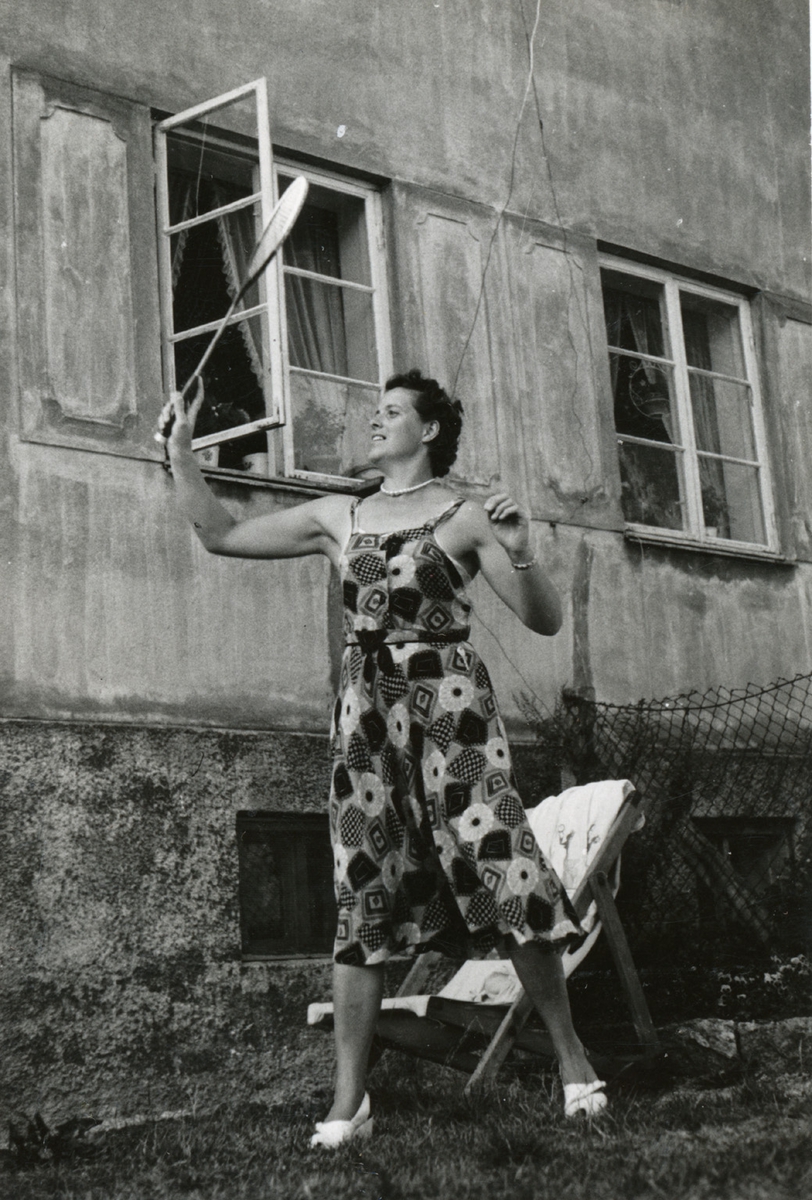 Kvinne spelar badminton.