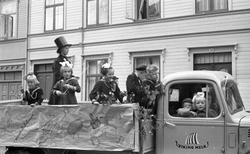 Barnas dag, Levanger, barn i matrosklær på en lastebil tilhø