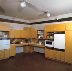 Kjøkken i solgult. Illustrasjonsbilde fra Nye Bonytt 1974.