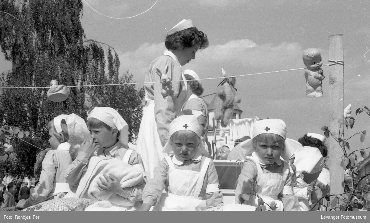 Barnas dag, Levanger, jenter utkledde som sykepleierer.