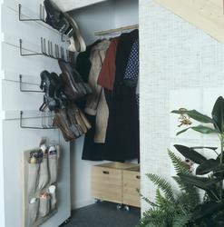 Garderobeskap under trappen.  Illustrasjonsbilde fra Nye Bon