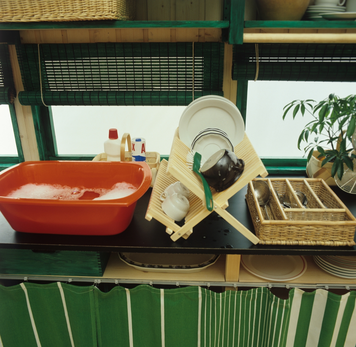 Hytteinnredning, sommerlig kjøkken i trehvitt og grønt, her kjøkkenbenken.  Illustrasjonsbilde fra Nye Bonytt 1978.