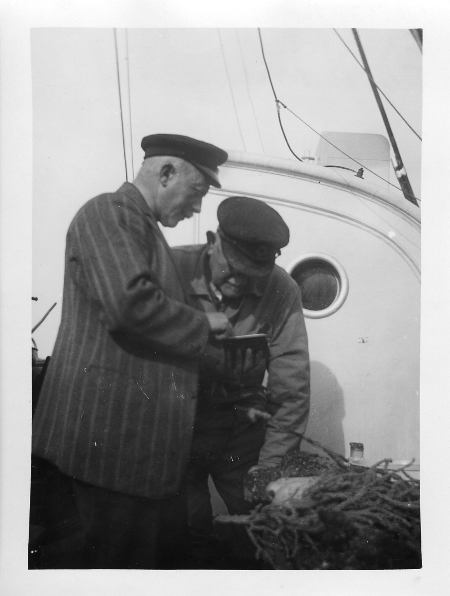 'Museibestyrer Carl Dons (till vänster) och professor Leonard Axel Jägerskiöld ombord på däcket på  ''Gunnerus''med korallfynd. ::  :: Ingår i serie med fotonr. 3349-3356.'