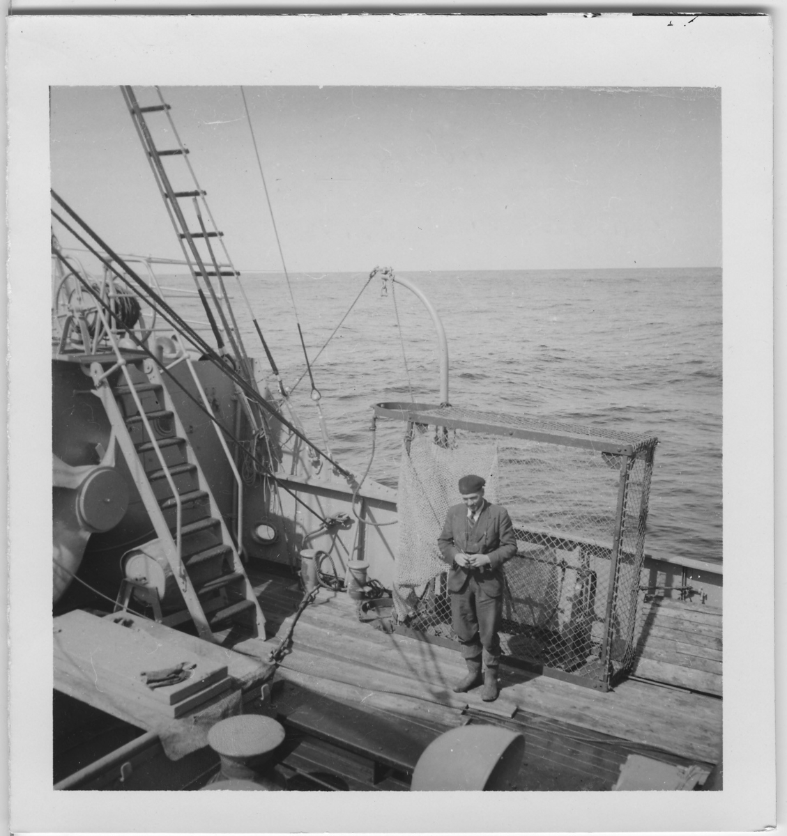 '''Skageraks''expedition 6-10 juni 1939: ::  :: Enligt bildtext: Dr Hans Höglund framför Leonrad Axel Jägerskiölds för året nya korallskrapa (2x2x0.70 m) på Skageraks fördäck. Båtens exteriör. ::  :: Ingår i serie fotonr. 4100:1-10.'
