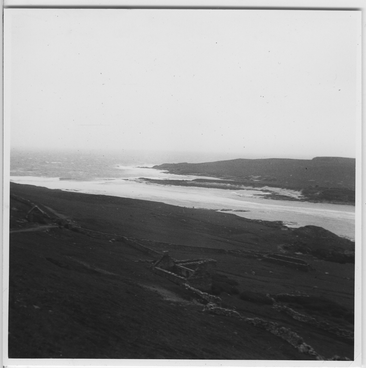 'Från ''Skageraks''-expeditionen till Hebriderna och Shetland: ::  :: Sundet Bressay - Noss, med bebyggelse synlig på sluttning ned till vattnet (förstorad version av foto nr 4113:44) ::  :: Ingår i serie med fotonr. 4113:1-82.'