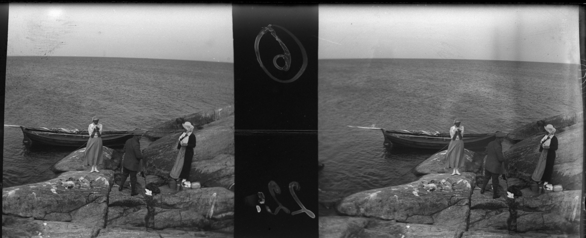 'Bildtext: ''Med Löfmarcks på Hamnskär.'' :: Vy med 2 kvinnor och 1 man stående på berghäll med båt intill i vattnet. På berghällen picknickkorg. Hatt, keps, kjol. ::  :: Ingår i serie med fotonr. 5258:1-16. Se även hela serien med fotonr. 5237-5267.'