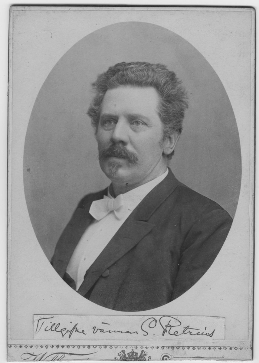 'Porträtt av Gustaf Retzius (1842-1919). Under porträttet står ''Tillgivne vännen G. Retzius''. ::  :: Ingår i serie med fotonr. 6975:1-31.'