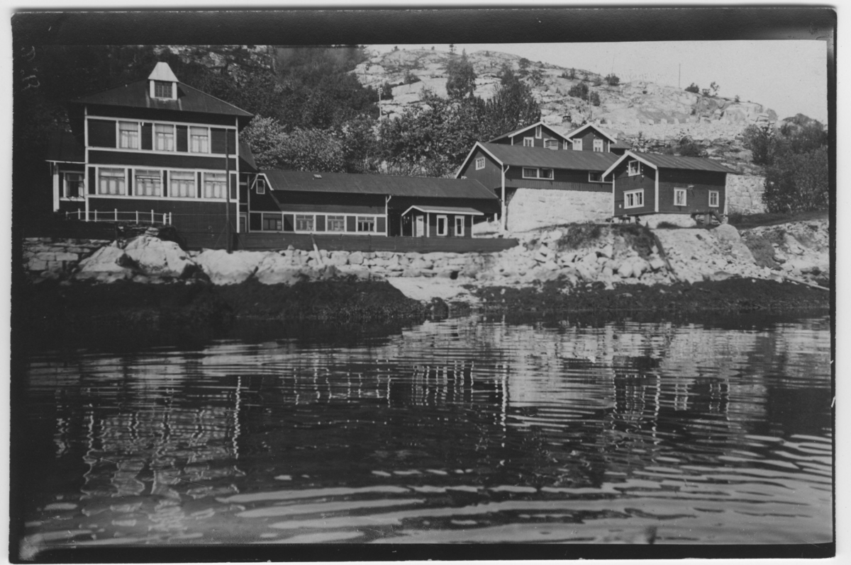 'Biologiska stationen i Trondheim, sedd från sjösidan. ::  :: Ingår i serie med fotonr. 731-735.'
