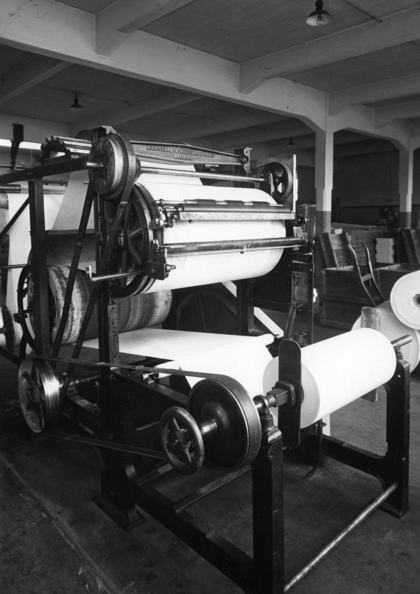 En linjeringsmaskin på Papyrus.  Fransktillverkad . Ursprungligen tillverkad för arkilinjering , men ombyggd för pappersrullar år 1900.