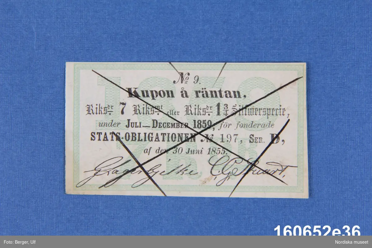 Obligationskupong, räntekupong, för fonderade statsobligationen nr 197, serie D, av den 30 juni 1855. 7 riksdaler riksmynt under juli-december 1859.
Makulerad.