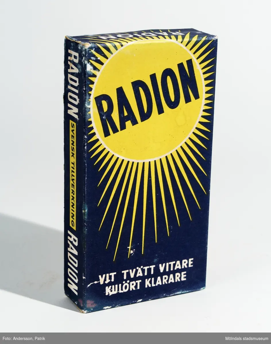 En oöppnad förpackning med tvättmedlet Radion, troligtvis från cirka 1936 - 50-talet.
Bak på förpackningen finns en brukanvisning tryckt.