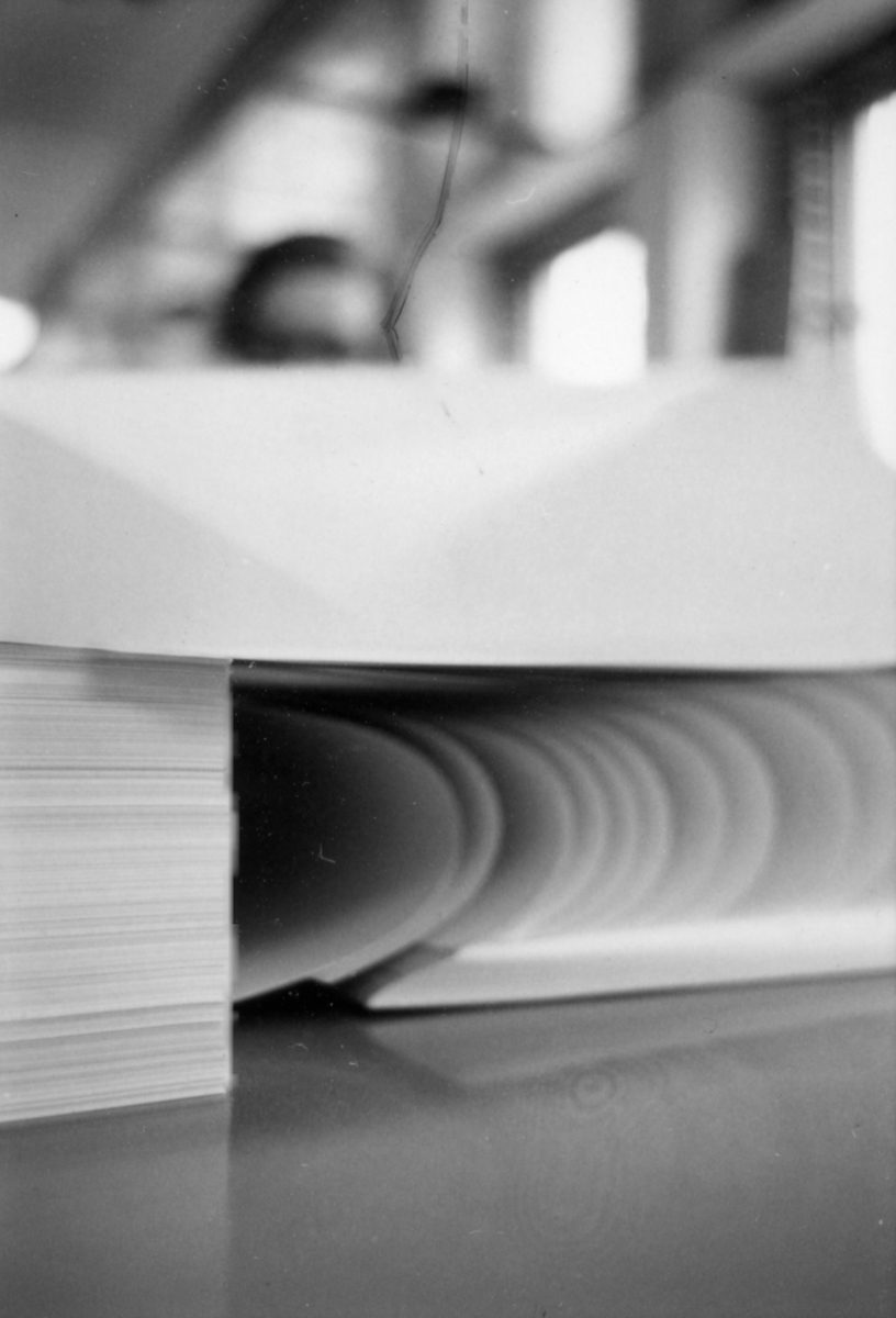 Sortering av papper på Papyrus, 12/5-1970.

Fotograf: Rolf Salomonsson, Wezäta studio, Grafiska Vägen Box 5057, 
402 22 Göteborg 5 Växel 031/40 01 40