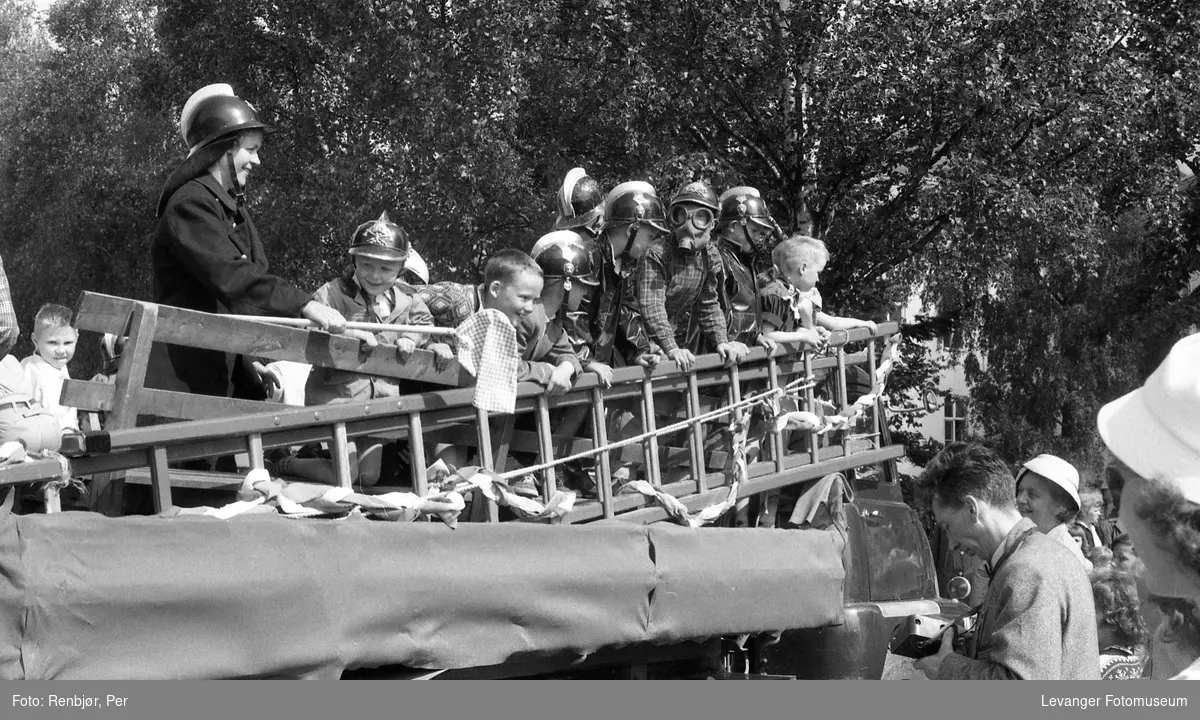 Barnas dag, Levanger, gutter utkledd som brannmenn.
