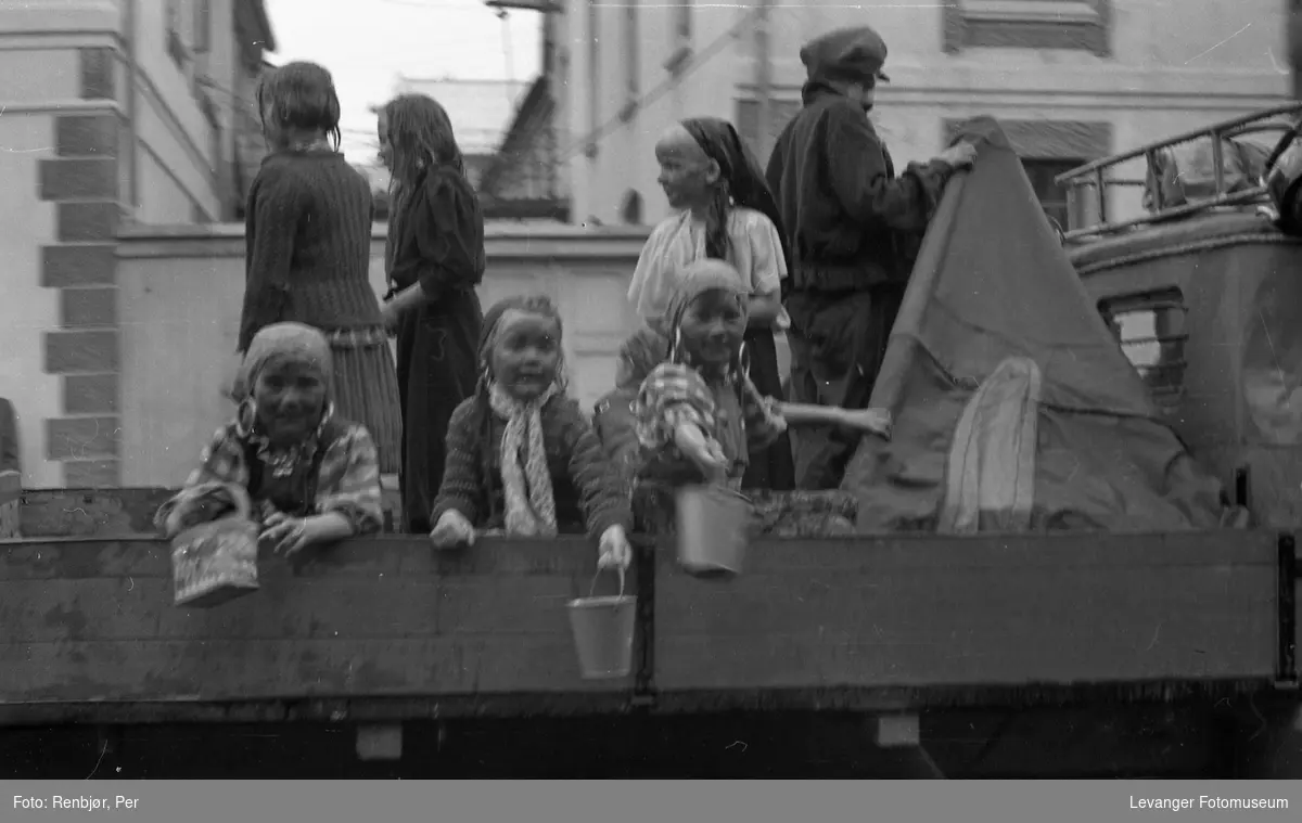 Barnas dag, Levanger, utkledde barn på lastebil.