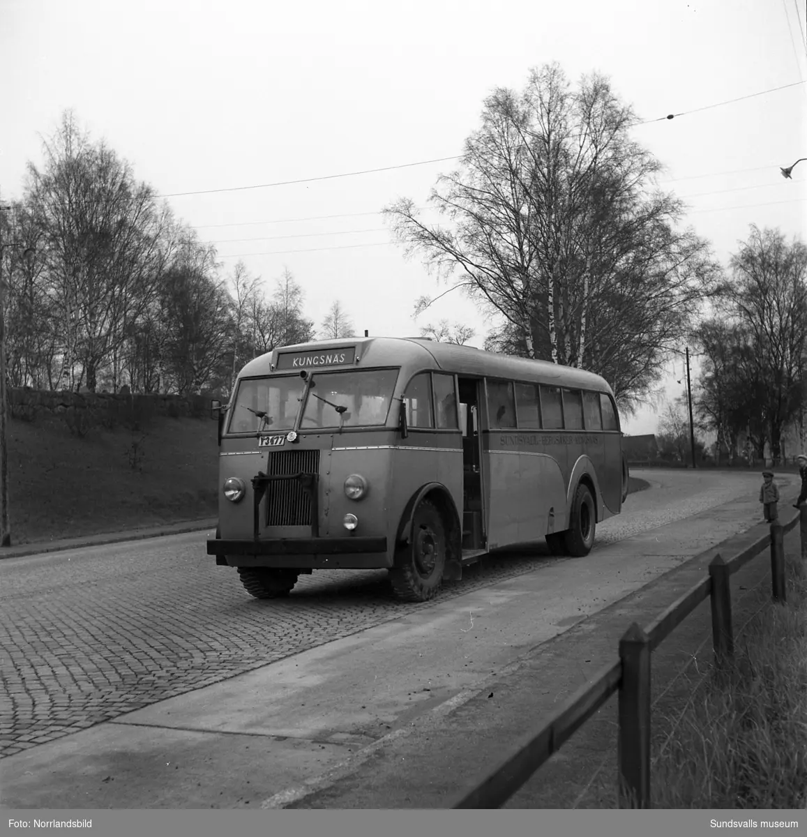 En gammal buss på väg mot Kungsnäs passerar kurvan vid kyrkogården, Västra vägen.