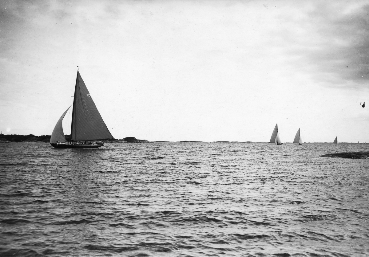 "Dist.segl. Juni 12 Eskadern passerar Bullerö 1920" "EBE-EBELLA"