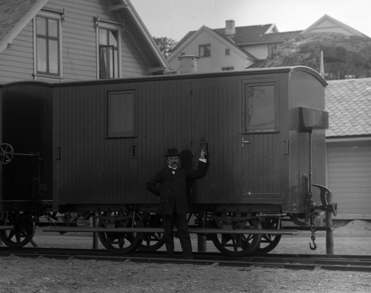 Lukket godsvogn for Lillesand-Flaksvandbanen. Urskog-Hølandsbanens vogn F19 og F20 ble bygget omtrent samtidig. Vognene har åpenbare fellestrekk.