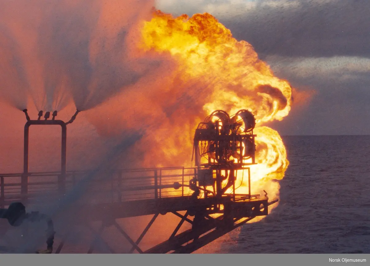 Delugesystemet testes mens flammebommen  på boreriggen Maersk Jutlander spyr ut flammer.