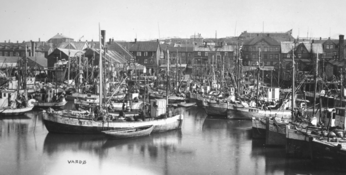 Bildet er tatt i 1932 og viser båter på havna i Vardø.  Den ene båten heter "Florida" av Skallelv og var eid av Harjobrødrene. I "Fortellinger fra Vardø" kan man lese en artikkel om da båten ble bygget. To registreringsnumre sees - F 29 N.V. og T 5 N. Bildet illustrer godt hvor mange båter som kunne ligge inne på havna i Vardø.