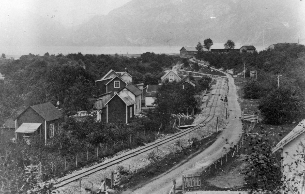 Aurabanen ved "Svenskebyen", innfallsporten til Litledalen ved Tredal,  Sunndalsøra. "Svenskebyen" ble også kalt Porjusbyen og hadde navn etter svenske rallare som arbeidet ved Auraanleggene.