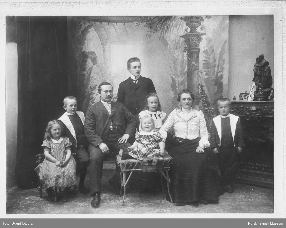 Familieportrett, Oluf Fredrik Kjelsberg, Betzy Alexandra Kjelsberg og deres seks barn, omkring 1900