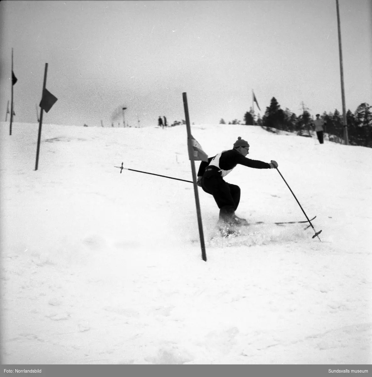 Slalomtävling i Sundsvall, bilder på hemmaåkarna. På första bilden ses Sten Pettersson, Kurt Backlund och Kjell Englund.