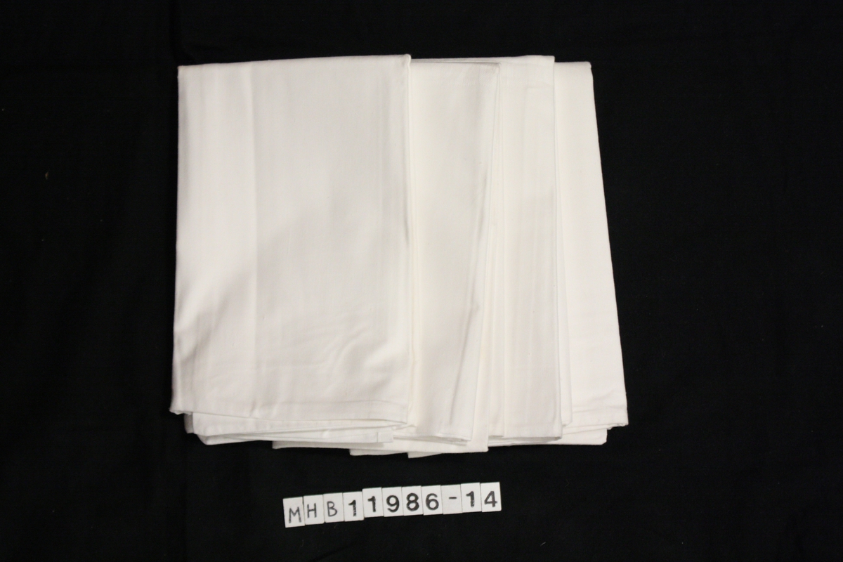 4 hvite putevar i bomull. Innvevet Christian Haaland 1974, hvit på hvit i trekket. Åpning på den ene langsiden i putetrekkene.