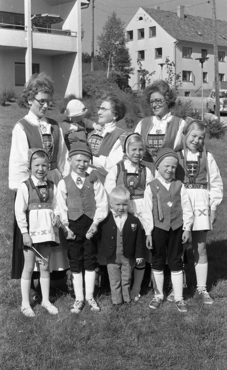 17. Mai på Karmøy. Barnetog og russetog i Åkra, Skudesnes og Kopervik bla. Korps og skolefaner, festpyntede deltagere.