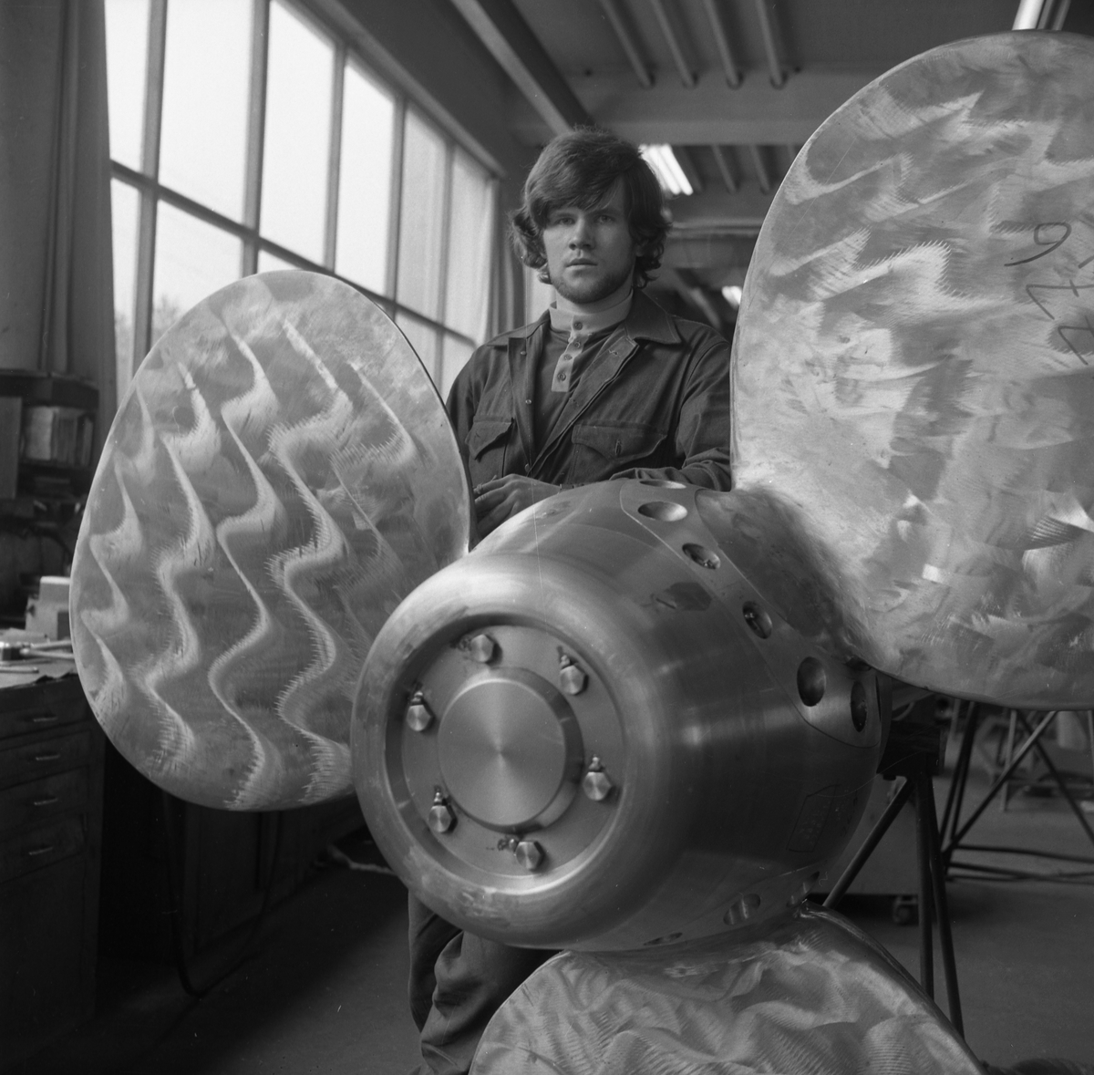 Bømlo. Produksjonslokalene til Wärtsila Norway A/S. Motor- deleproduksjon. Arbeiderne i dyp konsentrasjon.