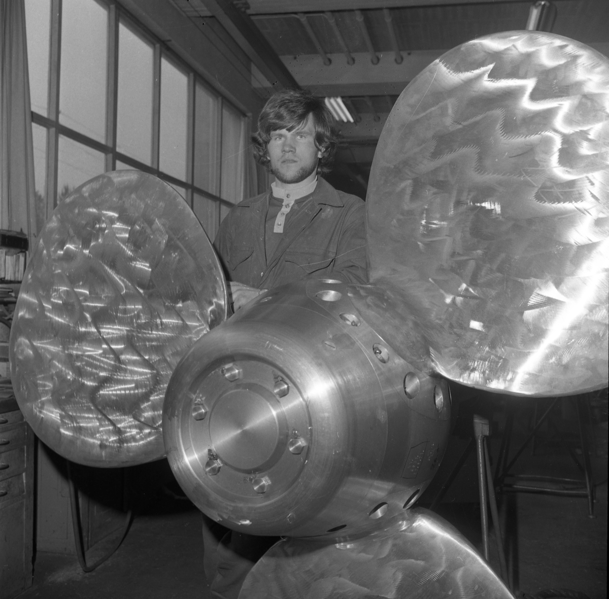 Bømlo. Produksjonslokalene til Wärtsila Norway A/S. Motor- deleproduksjon. Arbeiderne i dyp konsentrasjon.