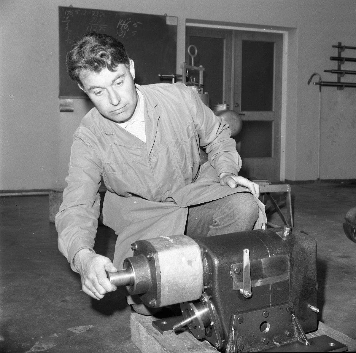 Bømlo. Produksjonslokalene til Wärtsila Norway A/S. Motor- deleproduksjon. Arbeiderne i dyp konsentrasjon.