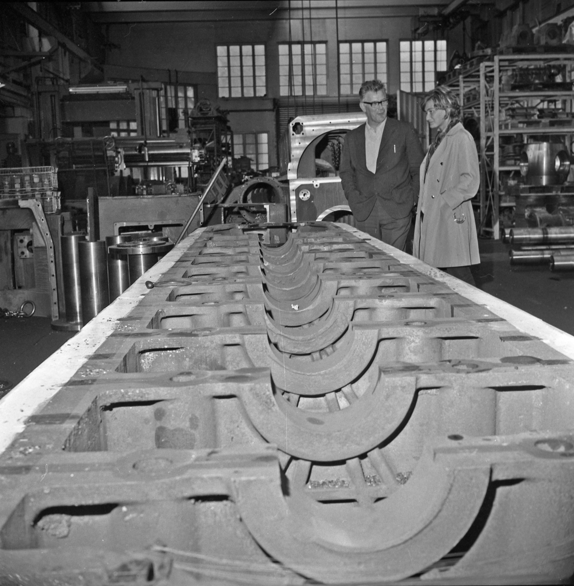 Bømlo. Produksjonslokalene til Wärtsila Norway A/S. Motor- deleproduksjon. Arbeiderne i dyp konsentrasjon.