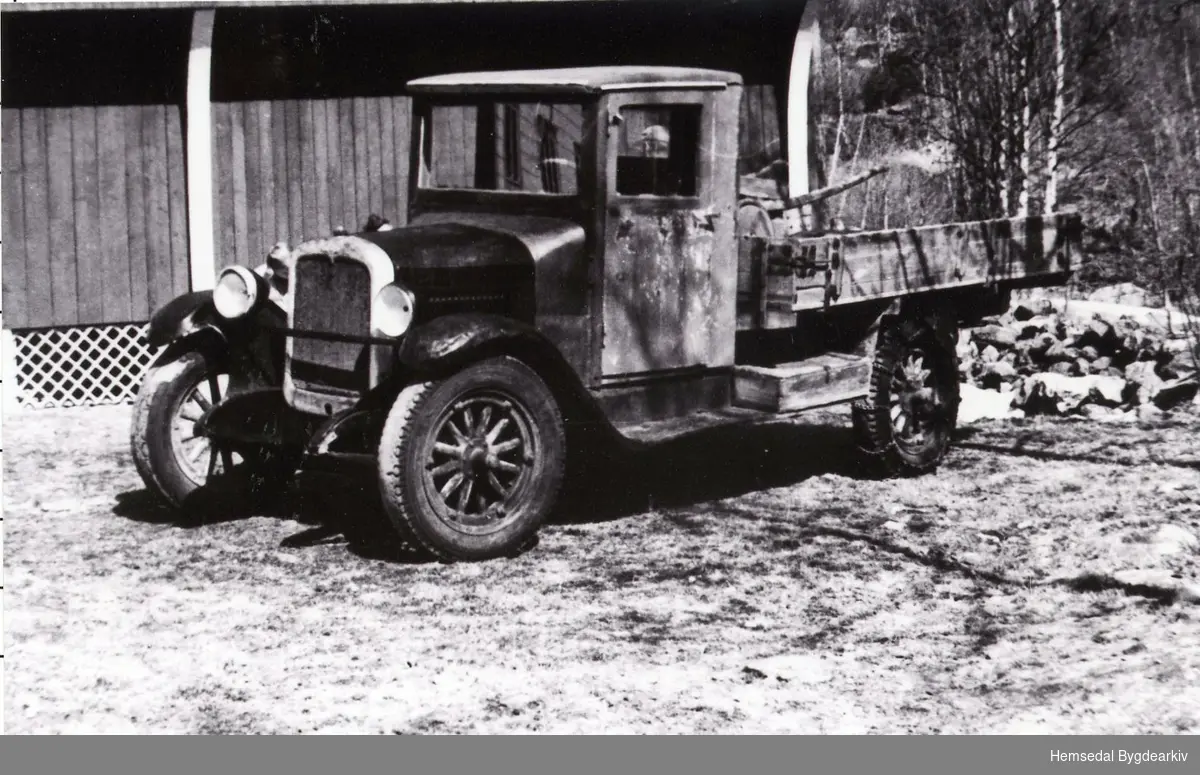 Lastebilen til Erik Svingen, Chevrolet 1927-modell. Bilen vart brukt til å køyra møk, fôr og snøbrøyting. Bilen vart seld til Olav J. Dokk i Bjøberg.