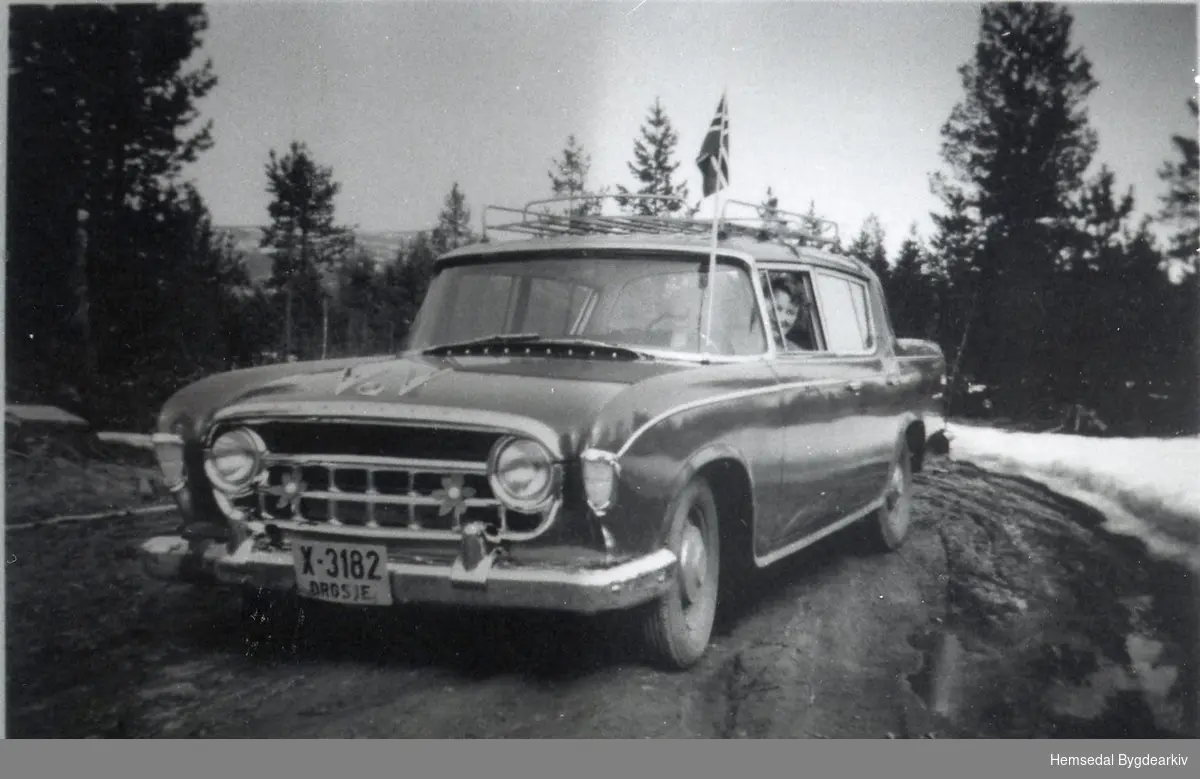 Drosje X-3182. I bilen, "Rambler" 1956-modell, sit  Birgit Larsen, fødd Borge.