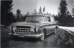 Drosje X-3182. I bilen, "Rambler" 1956-modell, sit  Birgit L