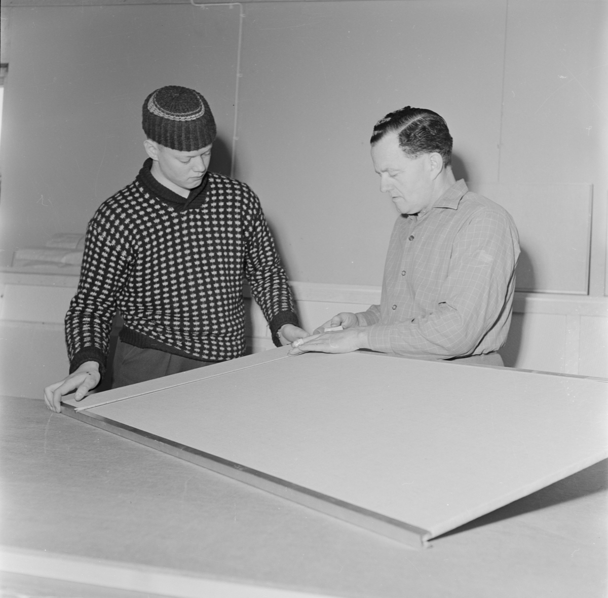 Uno och Arne Pettersson mäter skiva, Uppland 1962