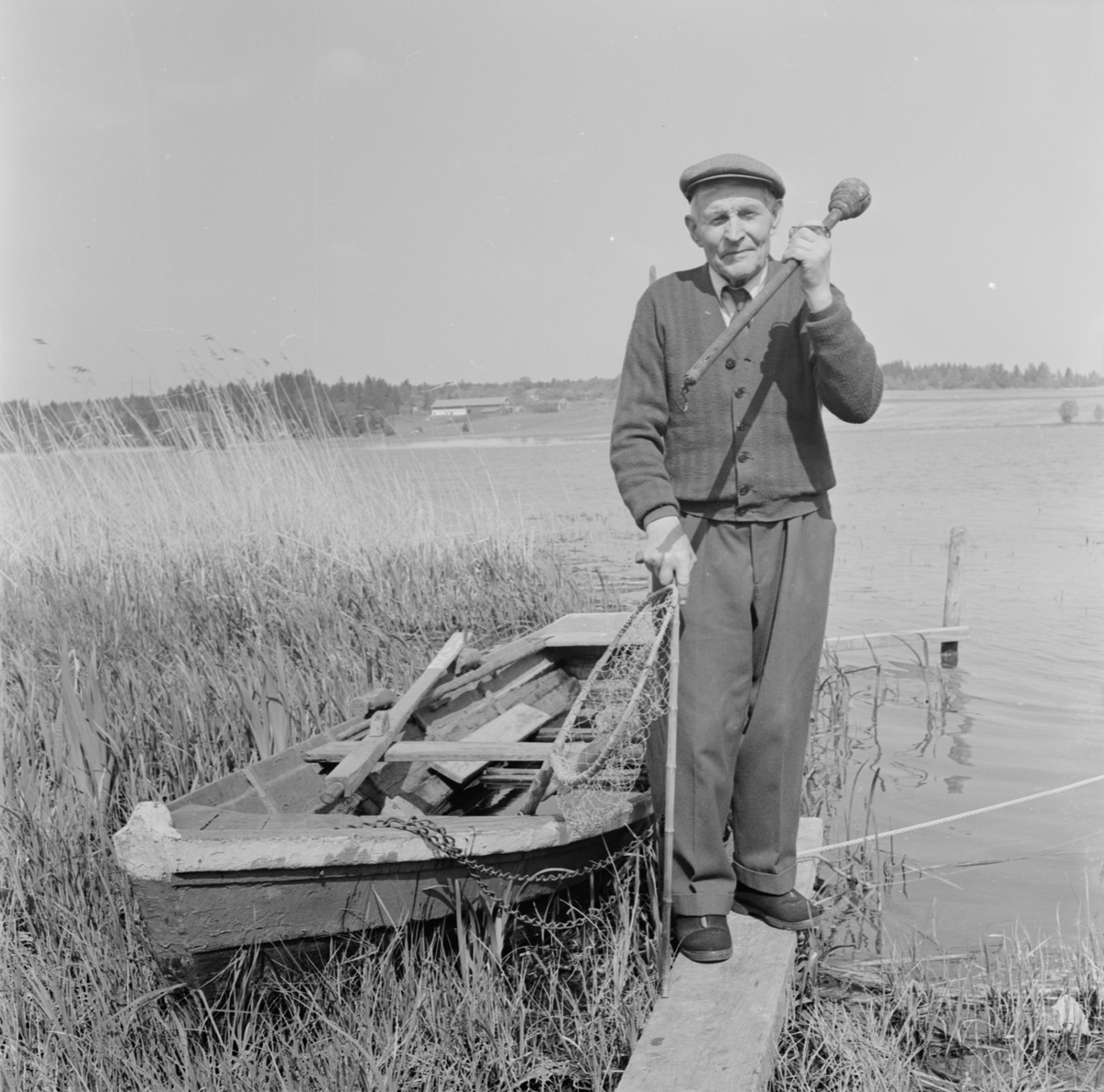 Fride Pettersson vid båten, Fröslunda socken, Uppland