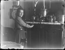 Ung jente i et kjøkkeninteriør