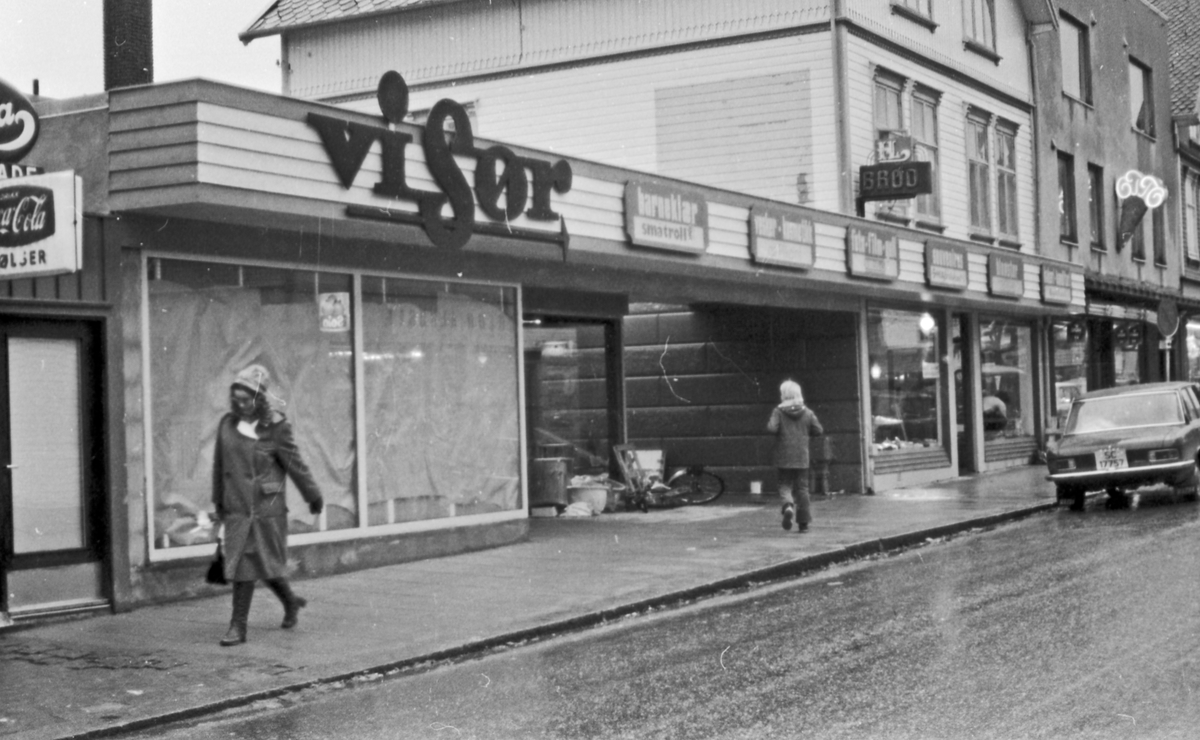 Åpningen av Visør senteret. En samling av butikker sør i Haraldsgata. Hauge & Lindås bakeri ser ut å ha spesielt mye å gjøre denne dagen.