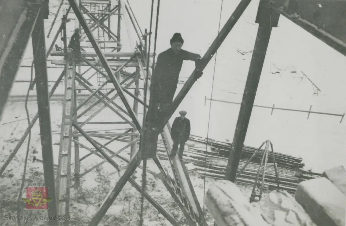 Vingnesbrua under oppbygging  23.12.1933. Monteringsarbeid av fagverk.