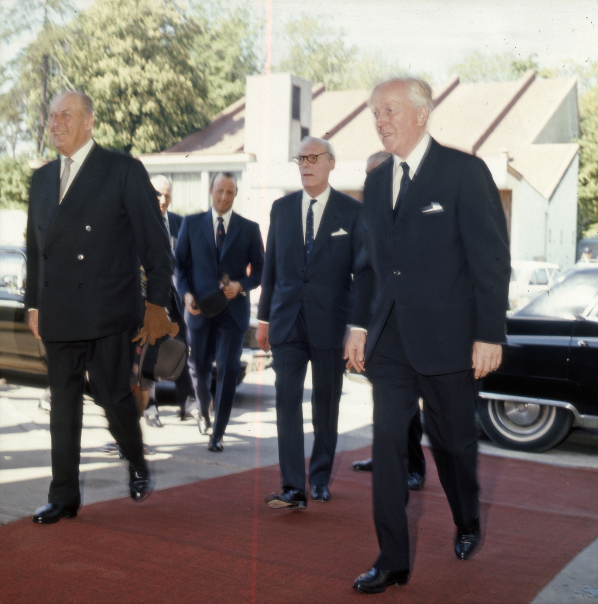 H.M. Kong Olav V, og kronprinsparet ankommer åpningen av Norsk Sjøfartsmuseum på Bygdøynes.