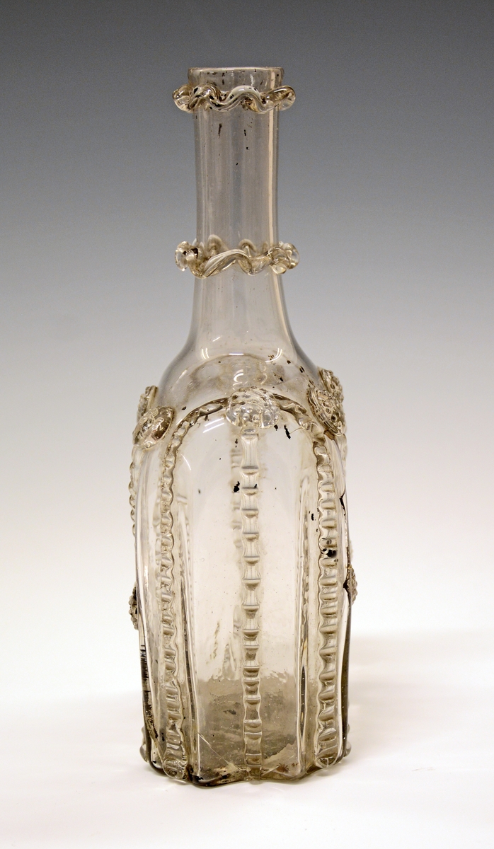 Karaffel av glass. Åttekantet ziratflaske fra Gjøvik Glassverk. Ant. ca. 1830-40.
