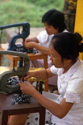 Vietnamesiske båtflyktninger produserer veskedeler i Tuen Mu