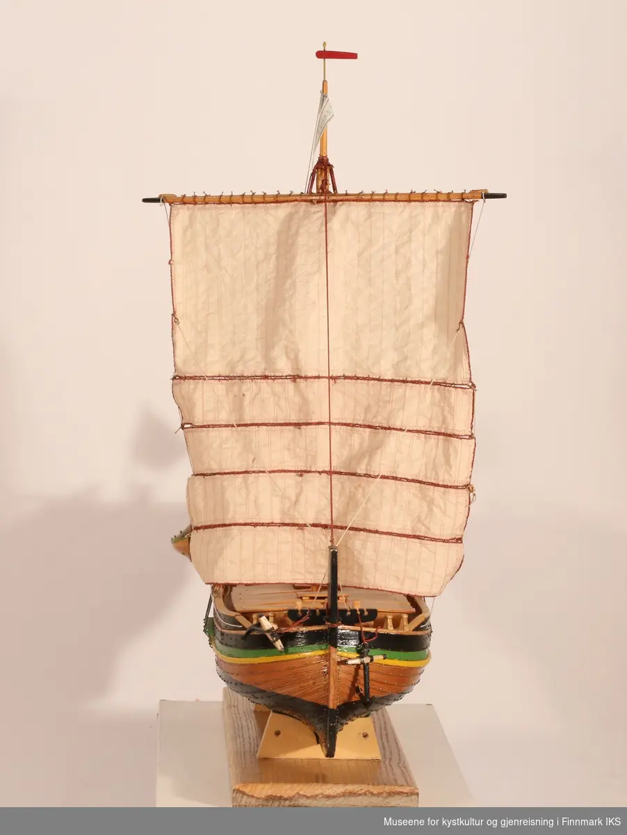 Helmodell av jekteskipet "Johanne af Ranen". Treskip, malt med sort, grønt og gult. Seil. Flagg - kan være Norsk unionsflagg 1844-1899.