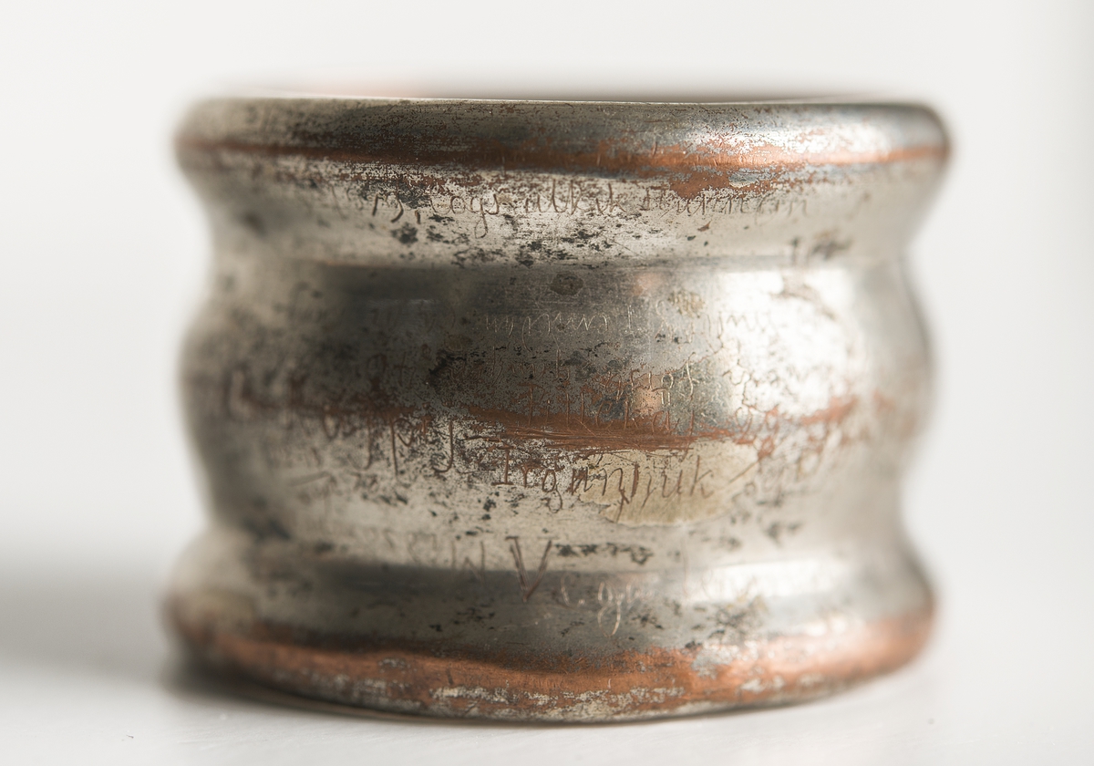 Rund servettring av silver med vulst på mitten.