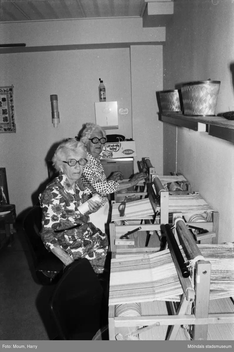 Pensionärsverksamheten kallad "Hobbyn" vid Våmmedalsvägen i Kållered, år 1983. Två kvinnor sitter och väver.

För mer information om bilden se under tilläggsinformation.
