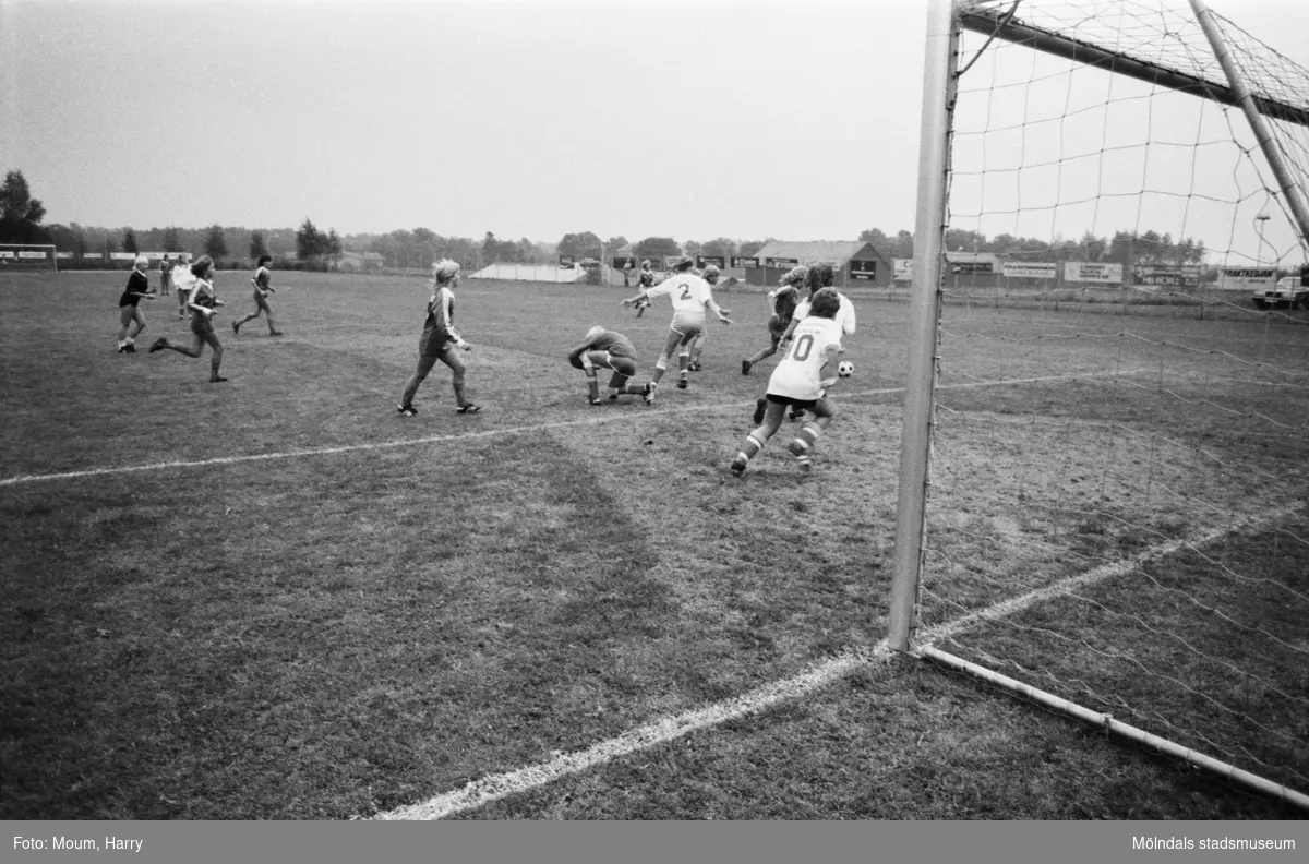 Flickfotboll på Kållereds idrottsplats i Stretered, Kållered, år 1983.

Fotografi taget av Harry Moum, HUM, Mölndals-Posten.