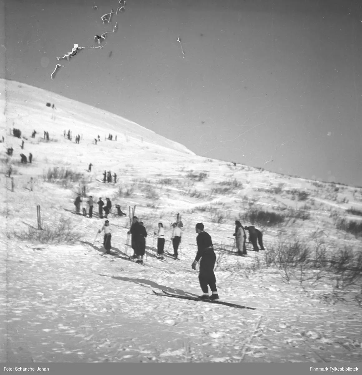 Kretsrennet på ski , Vadsø 1946. 'Olav Odden i fire faser' Her etter første hopp.