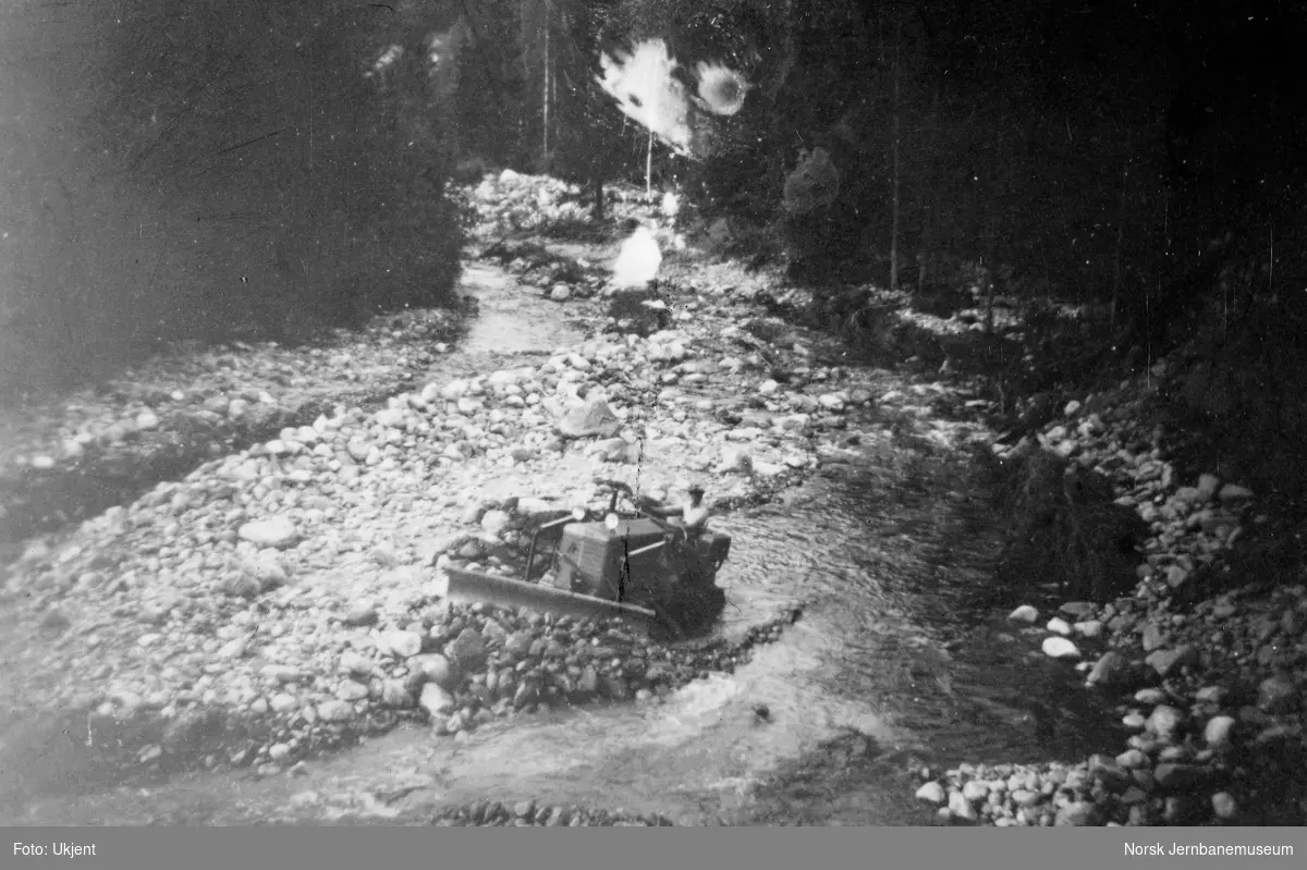 Flomskader på jernbanen i Flå 1951, bulldozer i arbeid