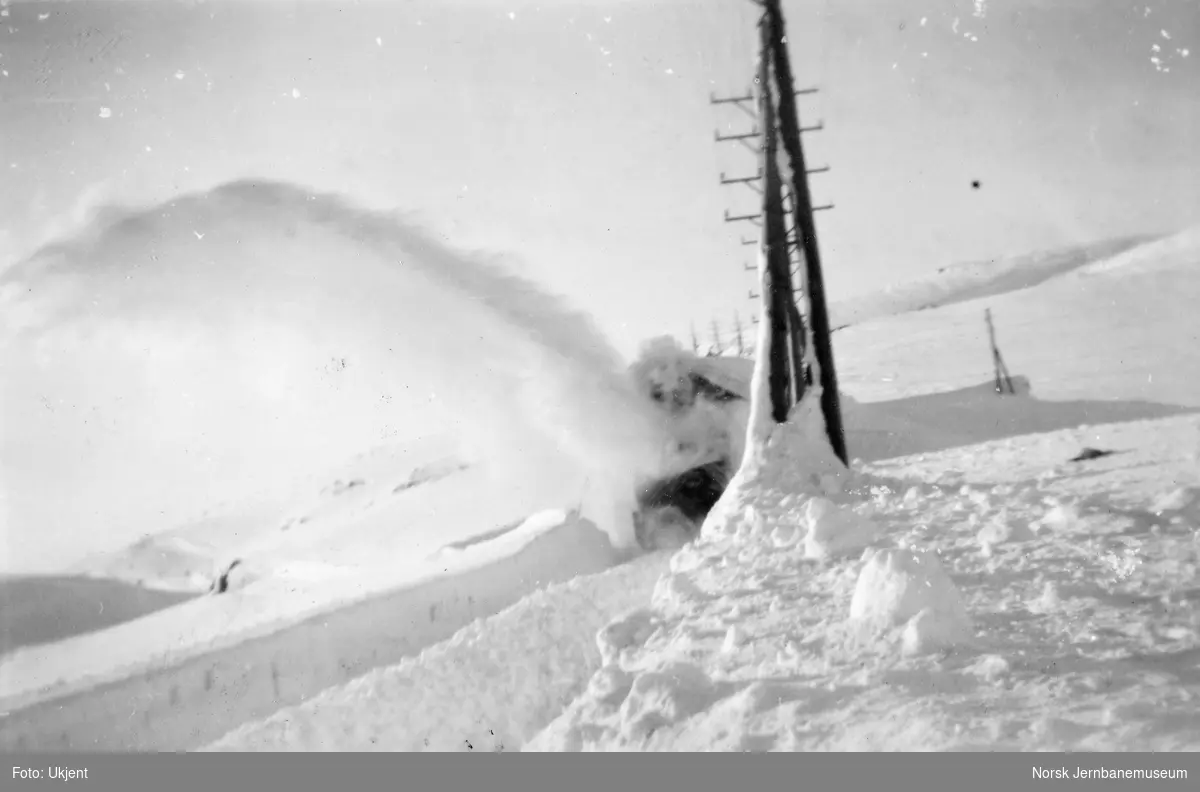 Roterende snøplog i aksjon i 1949